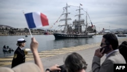 Francuski brod s tri jarbola Belem iz 19. veka isplovljava iz luke Pirej, u blizini Atine, s olimpijskim plamenom na brodu kako bi započeo svoje putovanje prema Francuskoj 27. aprila 2024.