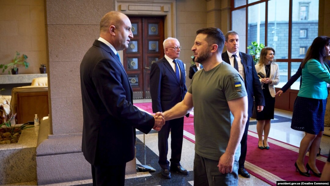 Președintele Bulgariei, Rumen Radev (stânga), și președintele Ucrainei, Volodimir Zelenski, la Sofia, 6 iulie 2023.