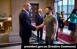 Președintele Bulgariei, Rumen Radev (stânga), și președintele Ucrainei, Volodimir Zelenski, la Sofia, 6 iulie 2023.