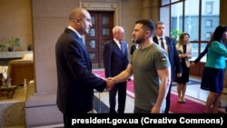 Румен Радев се ръкува с Володимир Зеленски в София, 6 юли 2023 г.