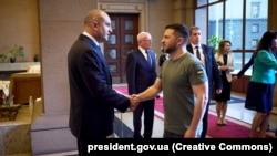 Președintele Bulgariei, Rumen Radev (stânga), și președintele Ucrainei, Volodimir Zelenski, la Sofia, 6 iulie 2023.