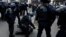 Francezii au ieșit din nou în stradă să protesteze împotriva reformei pensiilor preşedintelui Macron, care vrea să crească vârsta de pensionare la 64 de ani. 