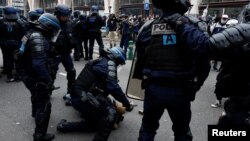 Polițiștii rețin un manifestant în timpul marșului împotriva proiectului de reformă a pensiilor, Paris, Franța, 11 martie 2023