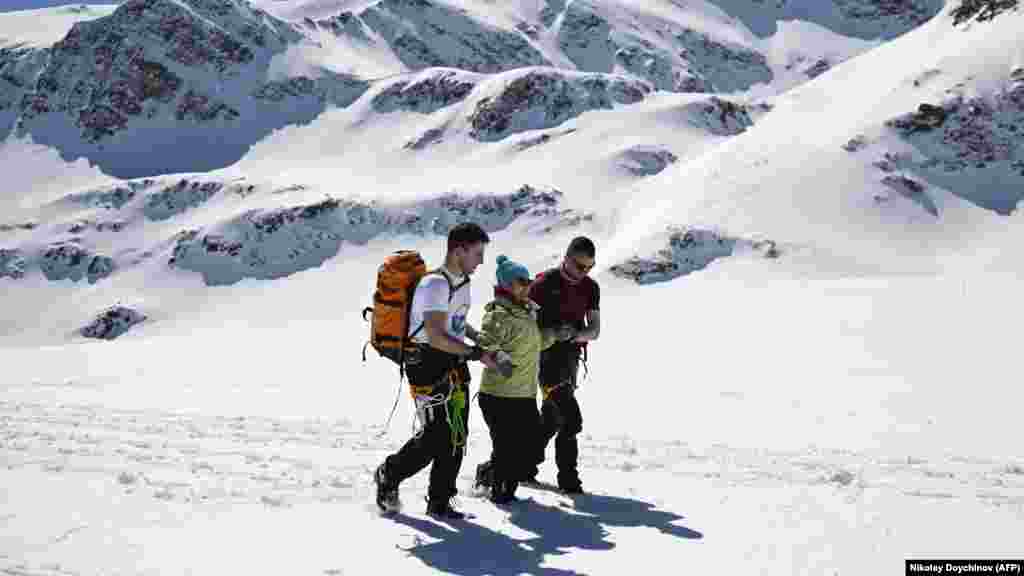 Az agyi bénulásban szenvedő negyvenhárom éves Milena Velkovskának önkéntesek segítenek megmászni a nyugat-bulgáriai Rila-hegységet március 23-án. A trió az Ela I Ti (&bdquo;Te is jössz&rdquo;) alapítvány által szervezett expedíció részese volt, amelynek célja az volt, hogy öt súlyosan fogyatékos ember ötven önkéntes segítségével eljusson a híres hegység egyik tavához