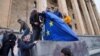 В Грузии прокремлевские радикалы сорвали и сожгли флаги ЕС