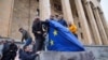 Сторонники закона об "иноагентах" сорвали флаг ЕС у парламента Грузии