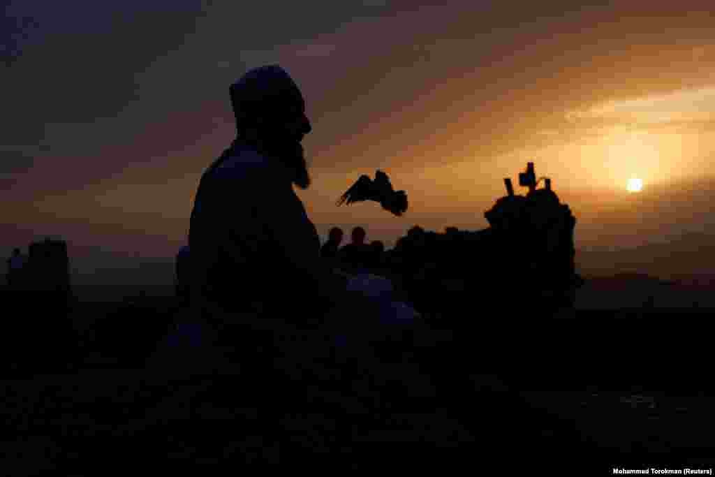 Pelegrinët në malin Al-Noor gjatë perëndimit të diellit.&nbsp;