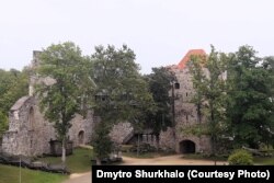 Руїни лівонського замку Зіґвальд (Сігулда) в Латвії