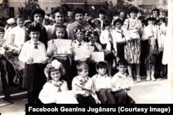 Geanina Jugănaru premiantă în clasa a IV-a. Este a doua din primul rând de la drepta la stânga.