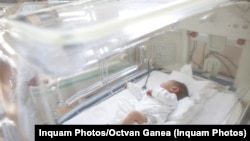 România înregistrează una dintre cele mai mari rate ale mortalității infantile din UE, cu 5,6 decese la 1.000 de nașteri vii. 