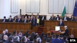  Николай Денков показва плана за държавно управление пред Народното събрание и служебното държавно управление, назначено от Румен Радев 