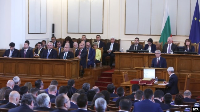 Николай Денков представя проекта за правителство пред парламента и служебното правителство, назначено от Румен Радев