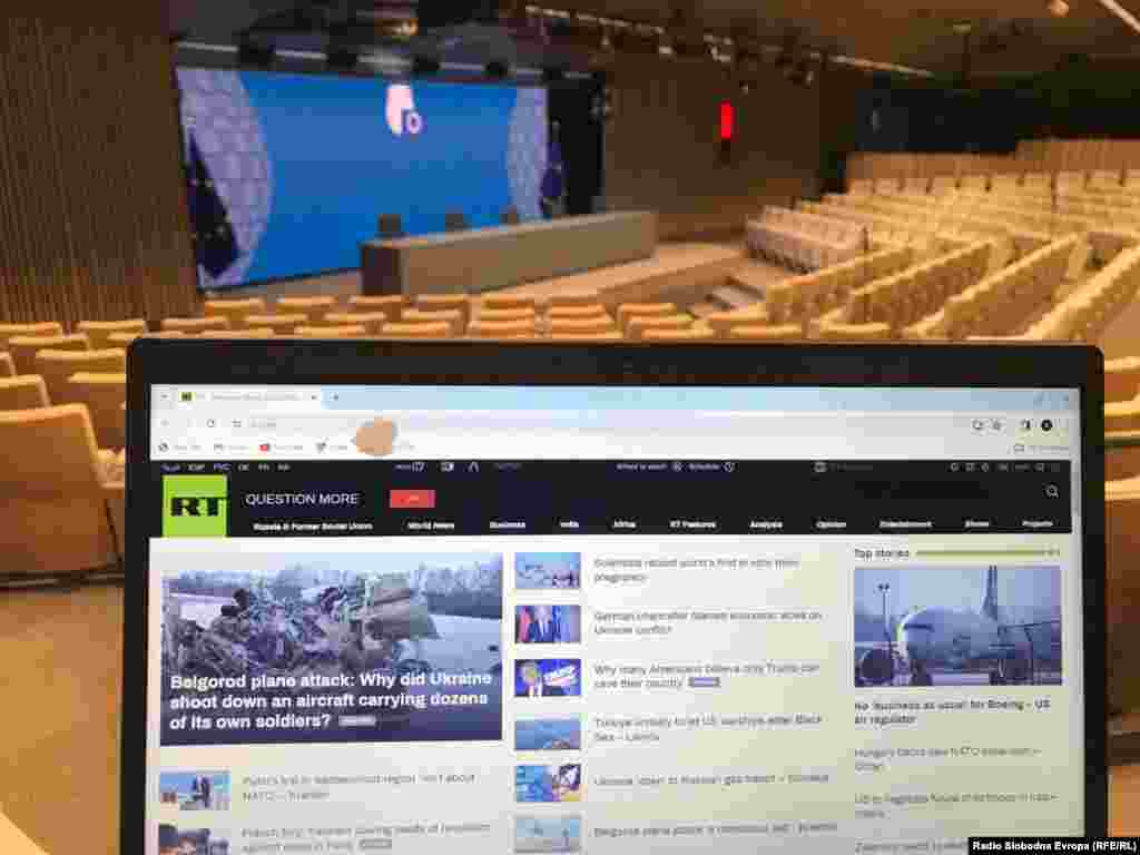 Internet sajt Russia Today (RT) na engleskom jeziku, lako se otvara u prostorijama Evropske komisije u Briselu, upravo na mestu gde se donose odluke o sankcijama Rusiji - 29. januar 2024.&nbsp;