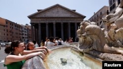 Disa persona duke u freskuar pranë Panteonit në Romë, gjatë një vale nxehtësie në të gjithë Italinë, më 10 korrik 2023.