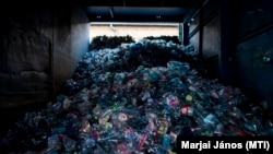 PET palackok egy hasznosítható hulladékbegyűjtéssel foglalkozó cég budafoki telephelyén 2015. április 20-án (képünk illusztráció)