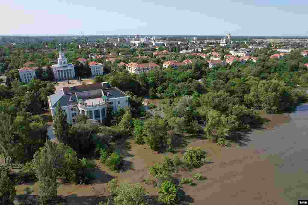 Floodwaters reach the center of Nova Kakhovka. The Russian-installed mayor of the town said that the water had risen by 10 meters and will increase further. &nbsp;