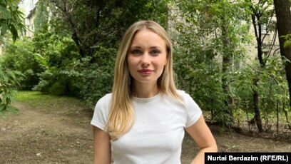 Анасының баласына кискасын жалауға рұқсат берген порно видео Секс киіммен әдемі