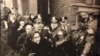 На архівному фото поліція міста Чикаго затримує учасників заворушення біля греко-католицької церкви Св. Миколая, які вимагали освятити воду 19 січня 1968 року