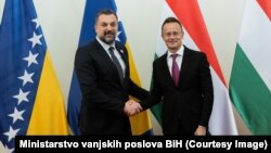 Ministar spoljnih poslova Bosne i Hercegovine Elmedin Konaković (levo) 14. jula u poseti Mađarskoj gde se sastao ministrom spoljnih poslova i trgovine Mađarske Peterom Sijartom (desno). 