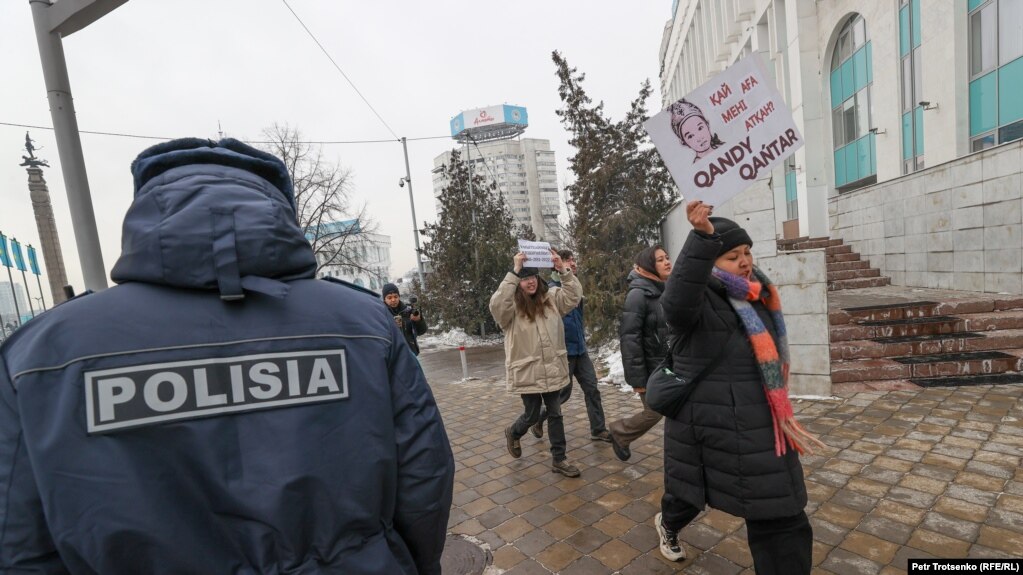 Сотрудник полиции возле участников акции активистов Oyan, Qazaqstan! Алматы, 16 декабря 2023 года