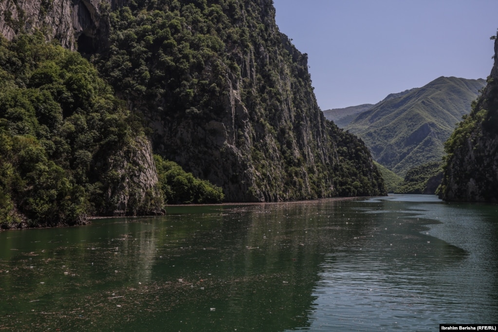 Liqeni shtrihet në një sipërfaqe prej 34 kilometrash katrorë, ndërsa gjerësia e tij është rreth 400 metra.