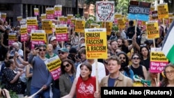 Demonstranti nose transparente na kojima piše "Zaustavite krajnju desnicu" i "Izbeglice su dobrodošle" na protestu protiv rasizma ispred sedišta Reformističke stranke u Vestminsteru, London, 10. avgusta 2024.