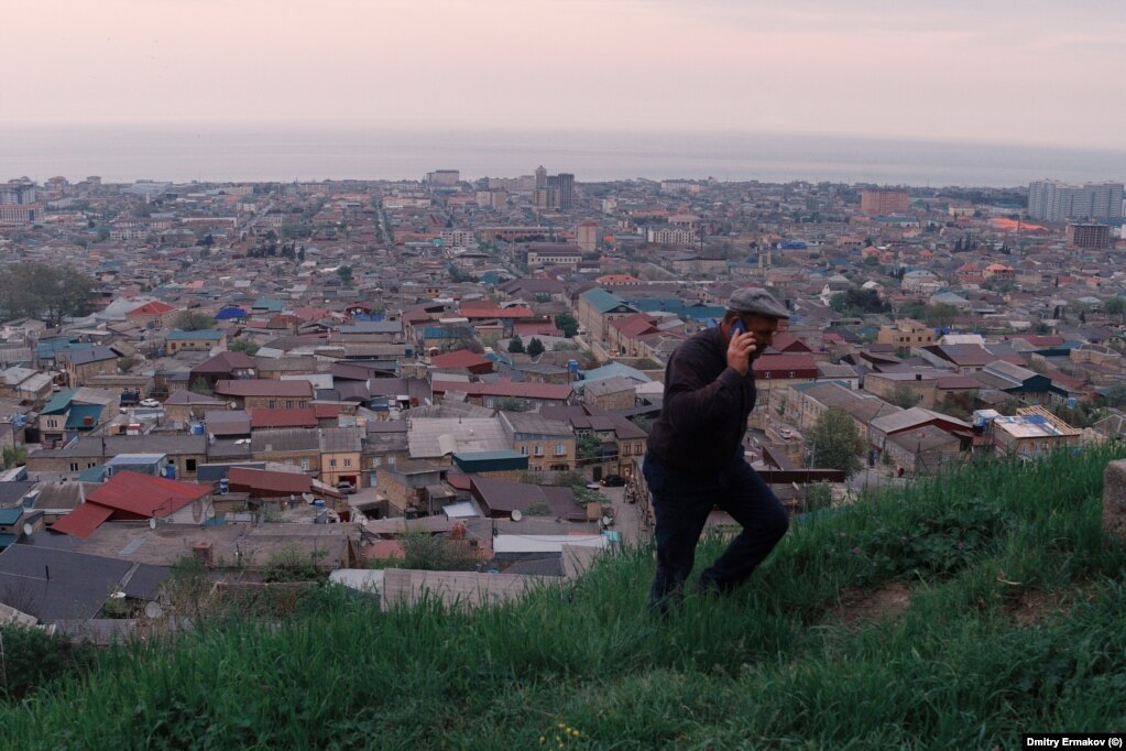 Un uomo si arrampica su una collina che domina Derbent.  Dopo le violenze all'aeroporto del 29 ottobre, il rabbino Isakov ha dichiarato ai media locali: "La situazione è molto difficile in Daghestan, la comunità ha molta paura",  e aggiunse: "Non è chiaro dove fuggire".   