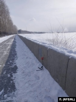 Стихийный мемориал в память о Навальном на набережной Иркутска, 17 февраля 2024 года
