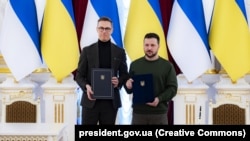 Predsednici Finske i Ukrajine, Alexander Stubb i Volodimir Zelenski, s potpisanim bilateralnim sporazumom. Kijev, 3. april 2024.