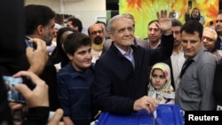 Candidatul prezidențial Masoud Pezeshkian votează la o secție de votare în cadrul alegerilor prezidențiale anticipate din Iran. 28 iunie 2024.