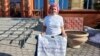Теміртау тұрғыны Сәния Зверева сот ғимараты алдында тұр. 21 сәуір 2023 жыл.
