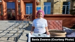 Жительница города Темиртау Сания Зверева у здания районного суда в Караганде. 21 апреля 2023 года
