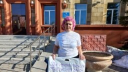 Жительница города Темиртау Сания Зверева у здания районного суда в Караганде. 21 апреля 2023 года
