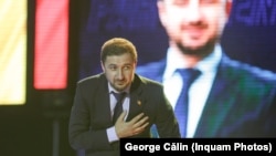 Eurodeputatul AUR Adrian Axinia susține că Săraru s-a situat în afara statutului partidului pentru că nu a participat activ la viața politică.