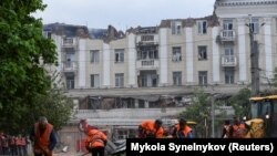 Bloc de locuințe lovit de rachete rusești la Dnipro, Ucraina, 19 aprilie 2024.