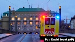 Швидка допомога їде з місця трагедії в Празі, Чехія, 21 грудня 2023 року