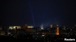 Системот за противвоздушна одбрана го пребарува небото над Киев за руски беспилотни летала