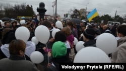 Антивоєнний та антиросійський мітинг біля бпам'ятника Тарасу Шевченку в Сімферополі, Крим, 7 березня 2014 р.