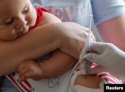 Bebelușii sunt foarte vulnerabili la bolile transmisibile precum rujeola, rubeola sau oreionul, infecții care le pot afecta dezvoltarea și sănătatea întreaga viață. Prima doză de vaccin o primesc, de obicei, la un an, dar o pot primi mai devreme în caz de epidemii.