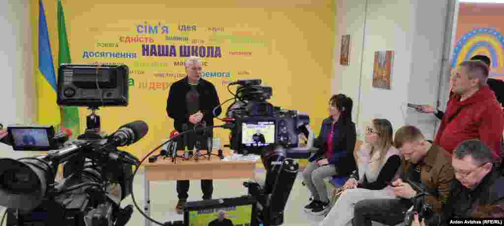 Кметът на Харков представя учебното заведение пред журналисти в града. &quot;Този подслон ще позволи на хиляди деца да продължат своето обучение в безопасни условия&quot;, казва Игор Терехов.