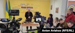 Мер Харкова Ігор Терехов презентує підземну школу журналістам. Харків, 2 квітня 2024 року