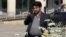 عکس روزنامه هاال‌ان از عبدالمطهر محمدخانی، رئیس مرکز ارتباطات و امور بین‌الملل شهرداری تهران، که گفته می‌شود در حال گرفتن فیلم از مخالفان ایرانی است