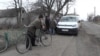Жителі Ямполя зібралися біля автомобіля «Укрпошти», аби придбати необхідне