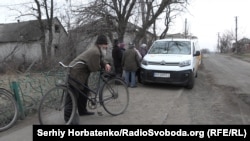 Жителі Ямполя зібралися біля автомобіля «Укрпошти», аби придбати необхідне