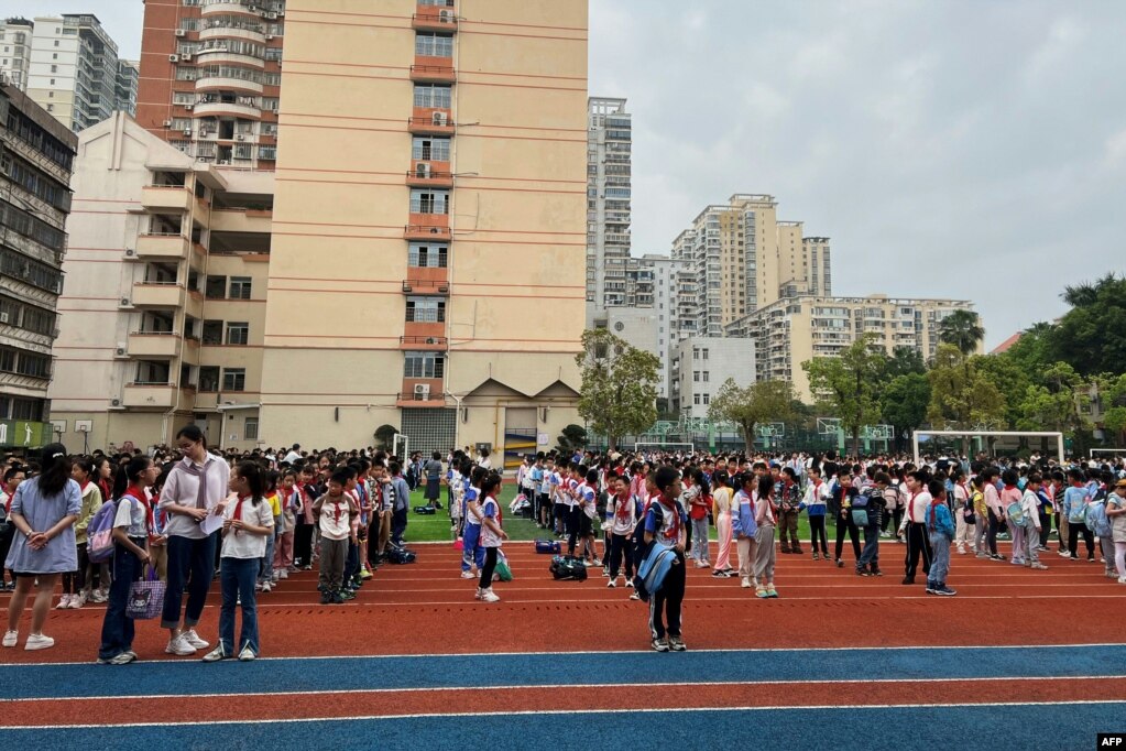 Nxënësit u evakuuan në një fushë lojërash në një shkollë në Xiamen, në provincën Fujian të Kinës lindore më 3 prill 2024, pas tërmetit që goditi Tajvanin.&nbsp;