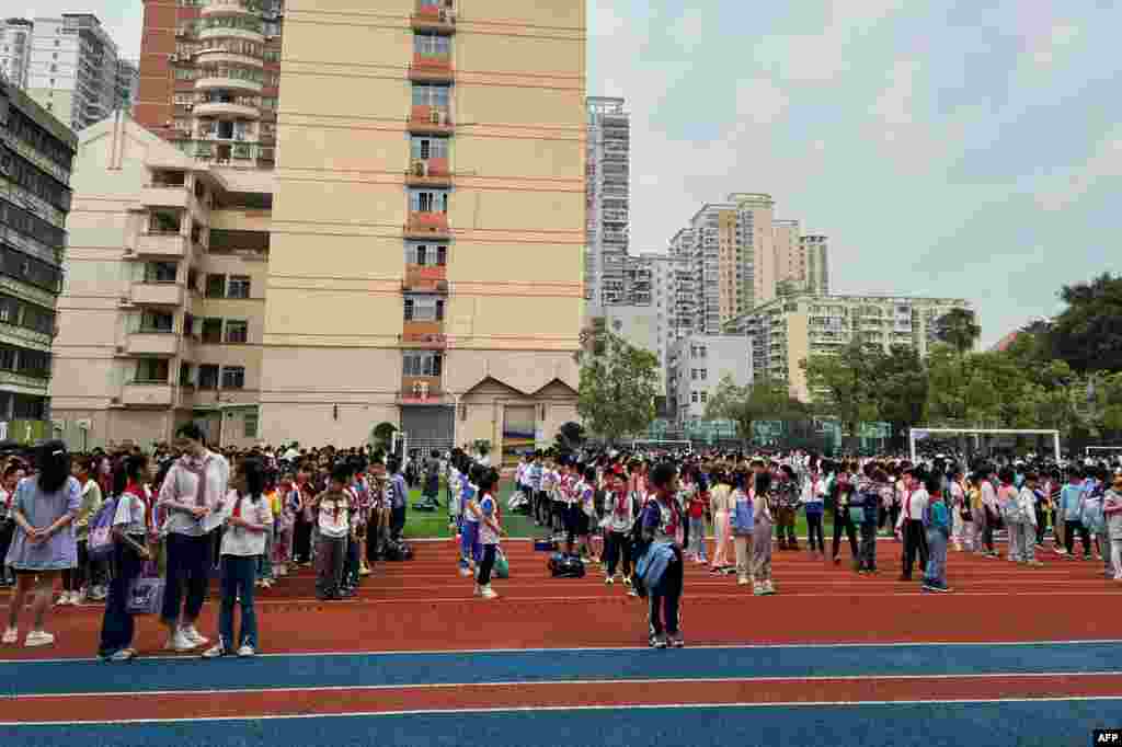 A fost cel mai mare cutremur care a lovit Taiwanul în ultimii 25 de ani și a fost resimțit și în unele părți ale Chinei. Elevii unei școli din orașul Xiamen, în provincia Fujian din estul Chinei,&nbsp;sunt evacuați pe terenul de joacă, 3 aprilie 2024.