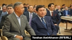 Глава провластной партии «Ақжол» Азат Перуашев (слева) и председатель партии власти «Аманат» Ерлан Кошанов. Астана, 28 марта 2023 года