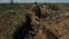Український військовий йде в нещодавно захопленому російському окопі поблизу Бахмута, 4 липня 2023 року 