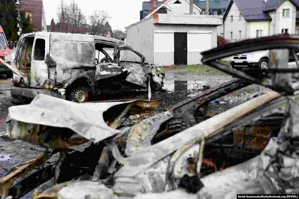 Святошинський район. Внаслідок атаки пошкоджено кілька автівок