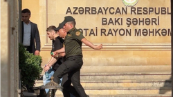 Ramil Babayev məhkəmə gətirilərkən